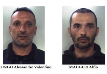 Lanciano dal balcone una busta con 100 gr di marijuana. Due arresti ad Aci Catena