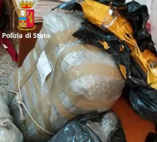 Trecastagni, nascondeva 90 kg di marijuana in garage. Arrestato 23enne VIDEO