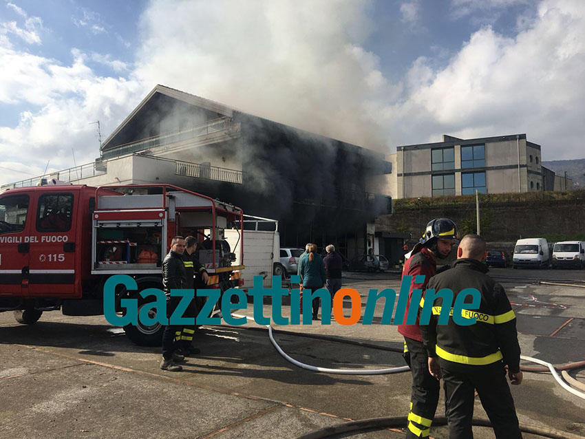 Zafferana Etnea: incendio in un capannone. Ingenti i danni VIDEO – FOTO