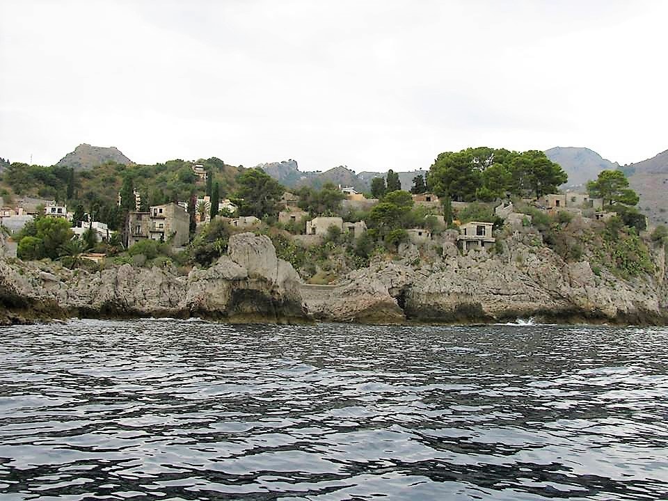 Taormina: il CGA cancella il comodato per le “Rocce”. Fiumara d’Arte non chiederà nessun risarcimento