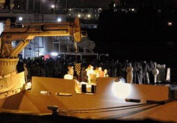 Catania, arrivata al porto la nave con i superstiti del naufragio di Tripoli