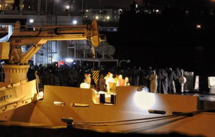 Catania, arrivata al porto la nave con i superstiti del naufragio di Tripoli