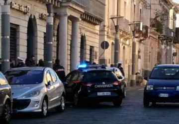 Riposto, tenta uno scippo in pieno centro: un arresto