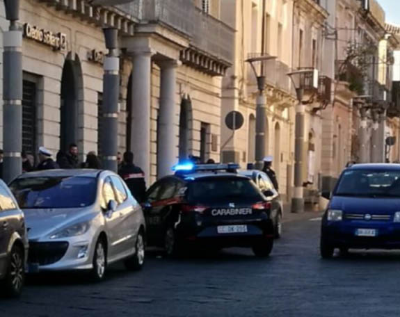 Riposto, tenta uno scippo in pieno centro: un arresto