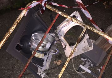 S.Alfio, ancora evidenti i danni del forte vento. Pericoli per i pali penzolanti LA REPLICA DEL SINDACO