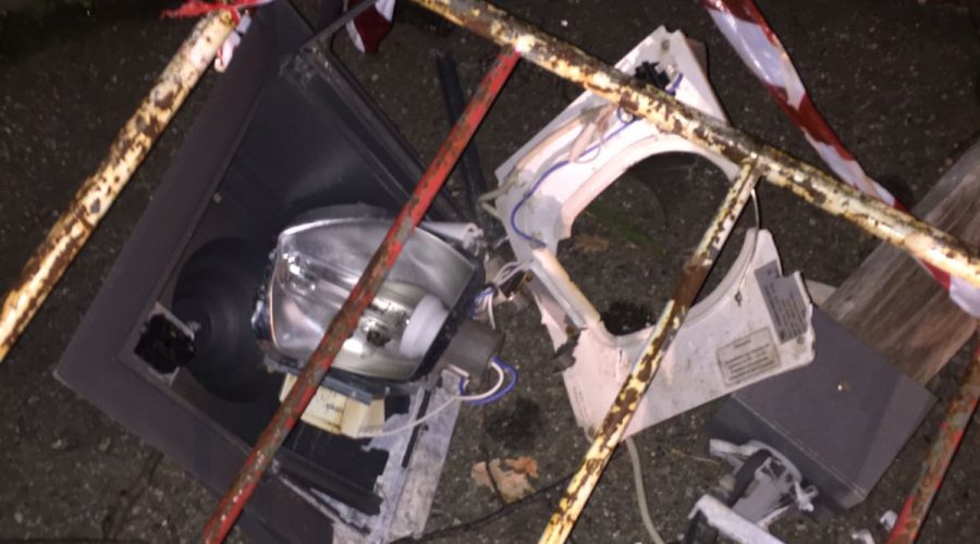 S.Alfio, ancora evidenti i danni del forte vento. Pericoli per i pali penzolanti LA REPLICA DEL SINDACO