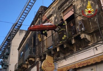Catania, obeso si frattura il femore. Spettacolare intervento dei VVFF