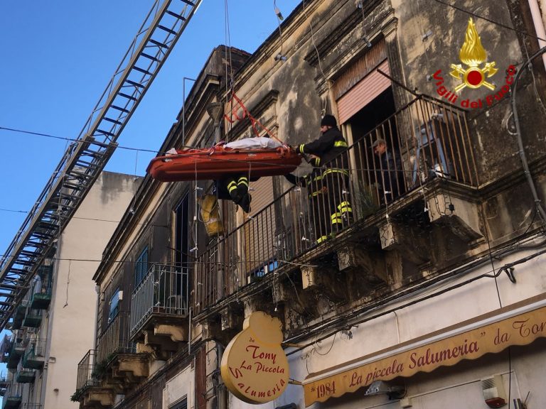 Catania, obeso si frattura il femore. Spettacolare intervento dei VVFF