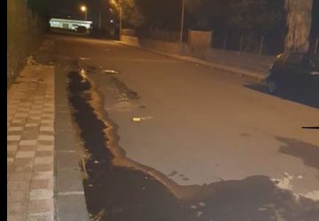 Giarre, liquami sulla strada, protestano i residenti