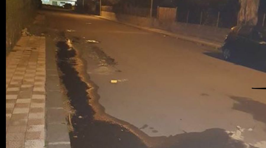 Giarre, liquami sulla strada, protestano i residenti