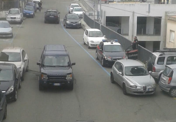 Giarre, dirigente comunale espone paletta del Comune su auto privata