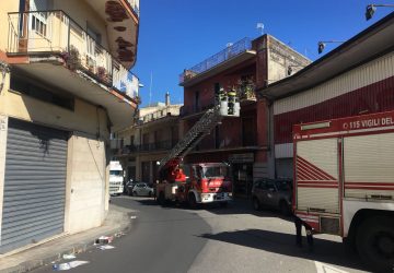 Giarre, cade intonaco da un tetto. Intervento dei vigili del fuoco