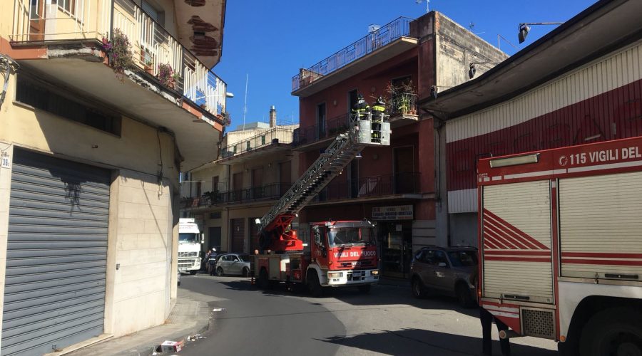 Giarre, cade intonaco da un tetto. Intervento dei vigili del fuoco