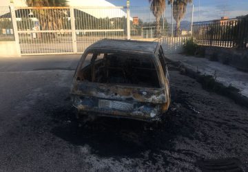 Giarre, a fuoco auto nel cuore della notte. Confermato il dolo
