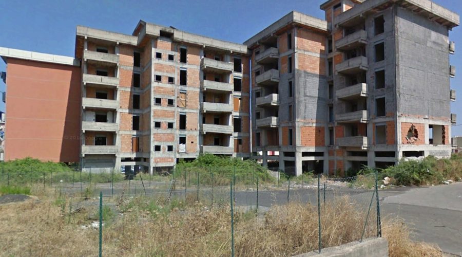 Giarre, da 25 anni degrado e disinteresse: i 62 alloggi popolari incompiuti “fortino” della criminalità