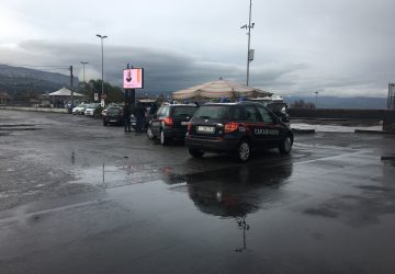 Giarre, blitz dei carabinieri nel piazzale del mercato ortofrutticolo. Controlli agli ambulanti extracomunitari, rinvenuta droga