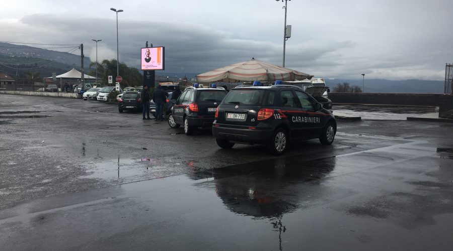 Giarre, blitz dei carabinieri nel piazzale del mercato ortofrutticolo. Controlli agli ambulanti extracomunitari, rinvenuta droga