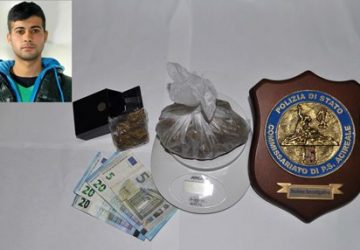 Acireale, arrestato dalla polizia mentre spaccia