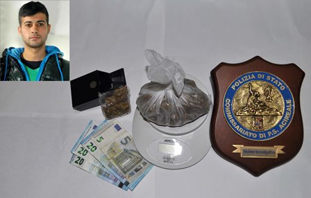 Acireale, arrestato dalla polizia mentre spaccia