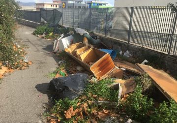 Giarre: discarica a cielo aperto nella centrale via Carolina LE FOTO