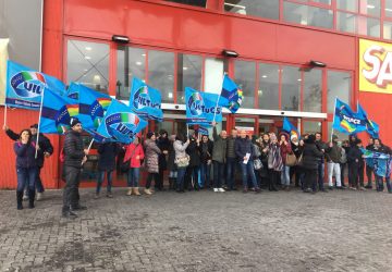 Riposto, al via lo sciopero che blocca le attivit&agrave; di Conforama. I lavoratori sfidano anche la pioggia