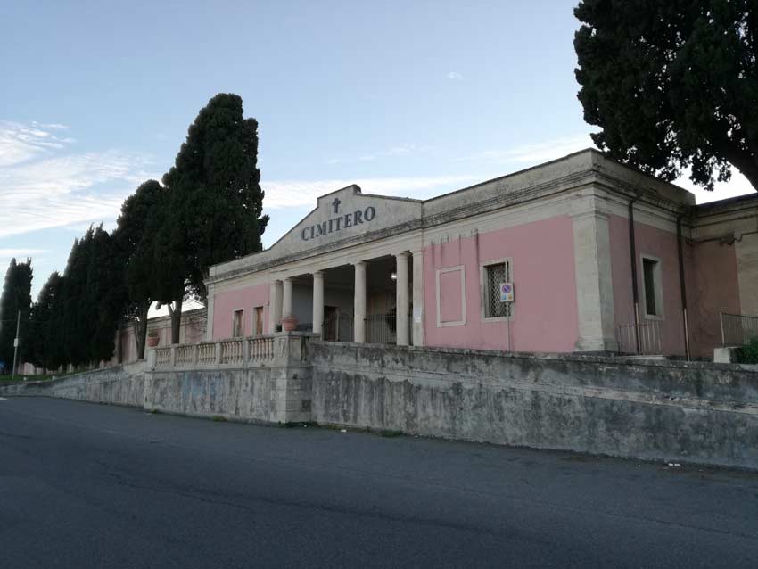 Cimitero di Riposto, accessi in sicurezza nel rispetto del Protocollo Covid