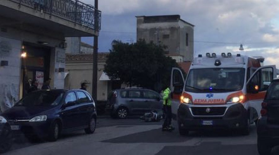 Riposto, scontro tra scooter e Punto: un ferito