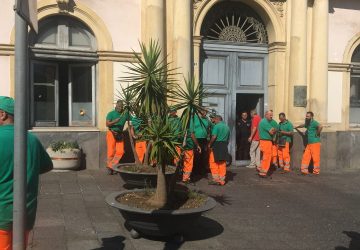 Giarre, tensioni tra gli operatori ecologici della Dusty e il Comune: manifestazione in municipio