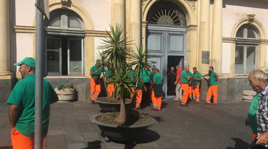 Giarre, tensioni tra gli operatori ecologici della Dusty e il Comune: manifestazione in municipio