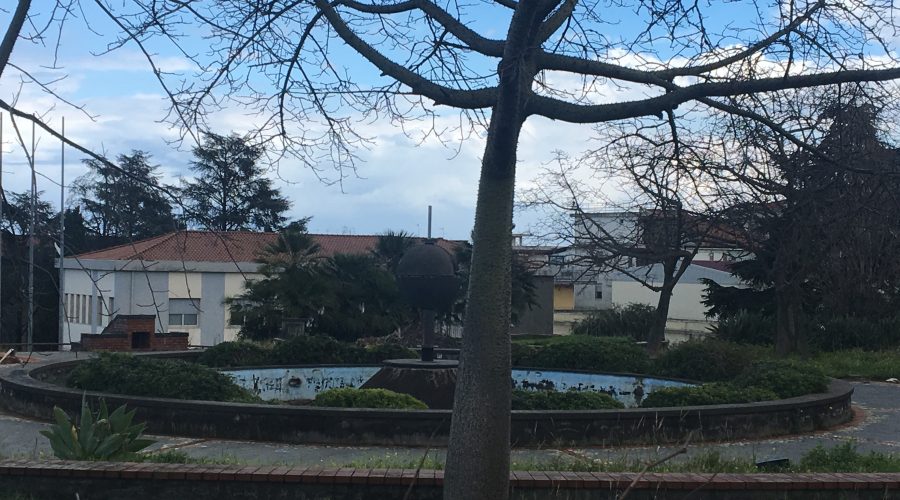 Giarre, la villa di largo Cismon del Grappa nel degrado. Il parco utilizzato per il deposito degli scarti vegetali FOTO