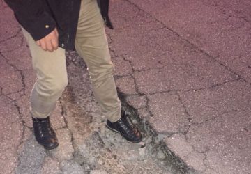 Giarre, decine di segnalazioni per buche e voragini. A San Giovanni Montebello bitumazione "fai da te". E il Comune latita VIDEO