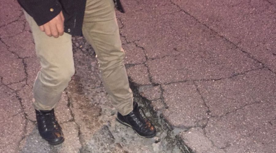 Giarre, decine di segnalazioni per buche e voragini. A San Giovanni Montebello bitumazione “fai da te”. E il Comune latita VIDEO