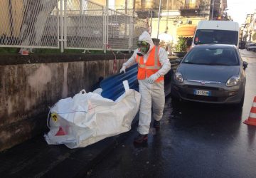 Giarre, rimosso eternit abbandonato davanti il plesso Don Bosco