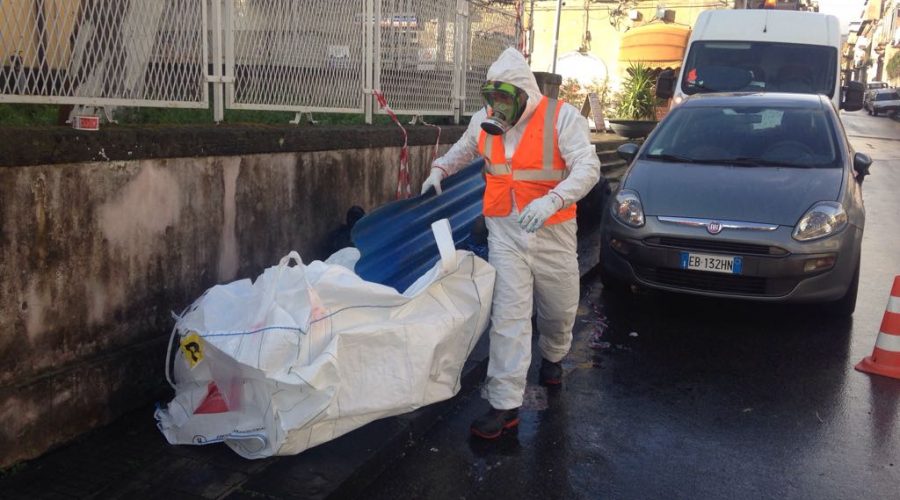 Giarre, rimosso eternit abbandonato davanti il plesso Don Bosco