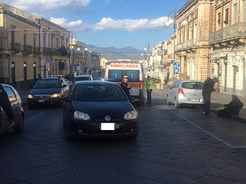 Giarre, anziana investita da un’auto in via Callipoli