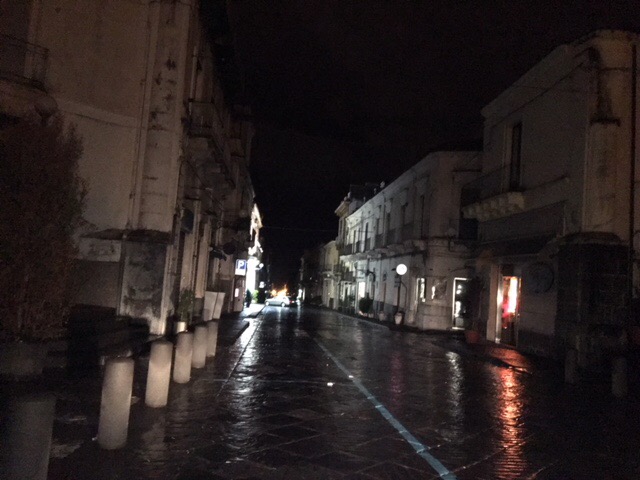 Giarre spettrale, centro storico al buio. Quartieri residenziali senza luce da mesi