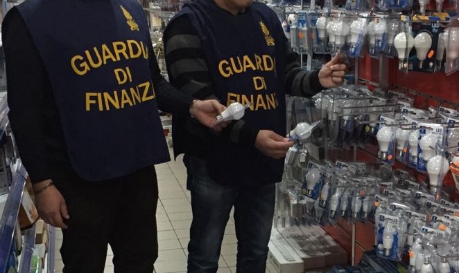 Riposto, sequestrati 1.300 articoli contraffatti e irregolari. Scovati 6 lavoratori in nero. Una denuncia