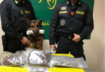 Giarre, beccato allo svincolo autostradale corriere con 1,8 kg di droga