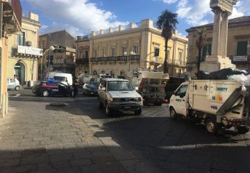 Clamorosa protesta dei netturbini a Giarre: traffico paralizzato. Tensioni in via Luminaria VIDEO