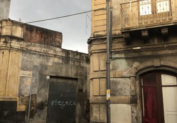 Giarre, frazioni al buio e candelabri pericolanti