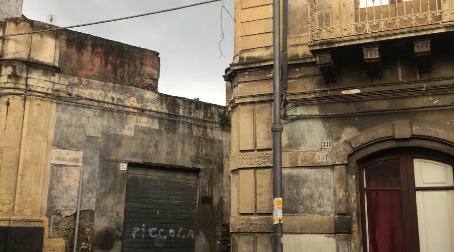 Giarre, frazioni al buio e candelabri pericolanti