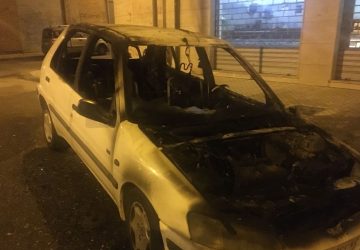 Giarre, a fuoco auto in sosta in via Cecchina. Non si esclude il dolo