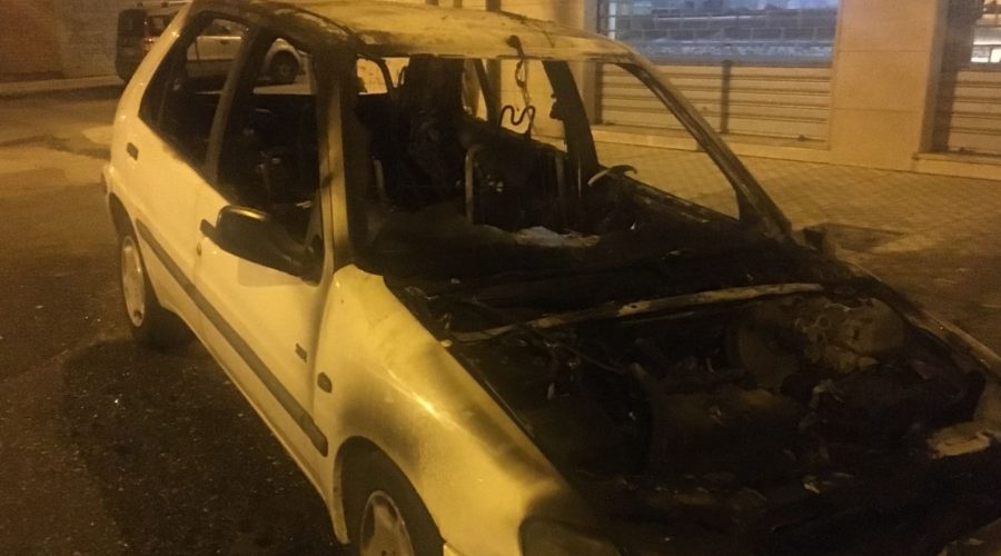 Giarre, a fuoco auto in sosta in via Cecchina. Non si esclude il dolo