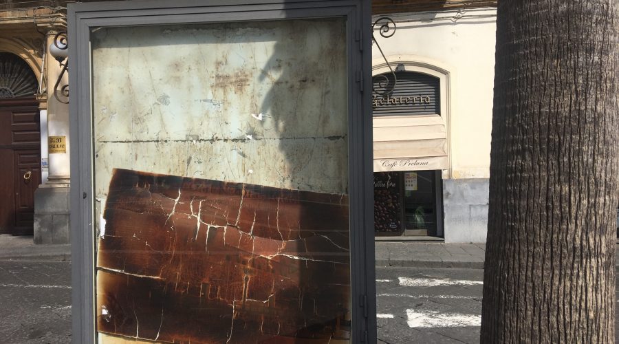 Giarre, il degrado abita nel salotto della città. Siringhe e rifiuti in piazza Duomo