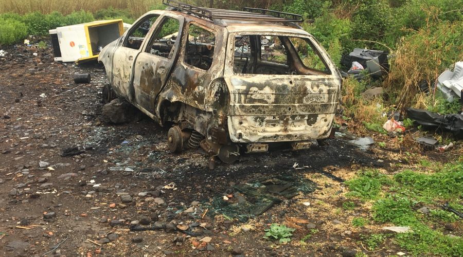 Torrente Macchia pattumiera: sul greto anche il relitto di una vettura incendiata