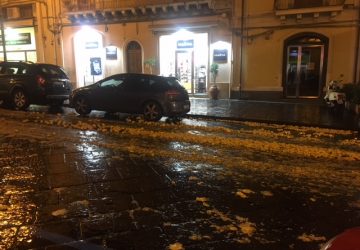 Giarre, autocarro perde parte del carico di limoni in strada e fugge via