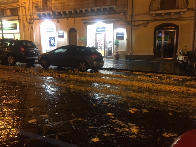Giarre, autocarro perde parte del carico di limoni in strada e fugge via