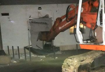 Tentano furto di un bancomat con escavatore: in manette due catanesi FOTO