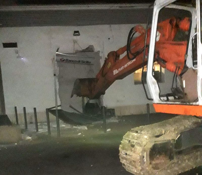 Tentano furto di un bancomat con escavatore: in manette due catanesi FOTO