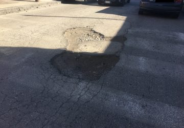 Giarre, strade rattoppate da una sola squadra. Impresa titanica di soli due operai